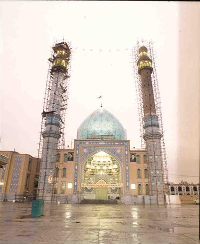 نمایی از مسجد جمکران در حال ترمیم گلدسته ها